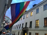 Wenn im Unterhaus über die Ehe für alle debattiert wird, bauen Jsme fér gegenüber ihren Info-Stab auf und hissen die Regenbogenflagge. / Foto: Peggy Lohse