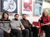 Die stolzen Künstler und ihr Werk: Barbara Šalamounová (r.) und die Studierenden Aneta, Philip und Matěj haben in Pilsen einen neuen „Struwwelpeter“ geschaffen. / Foto: Jana Heenen