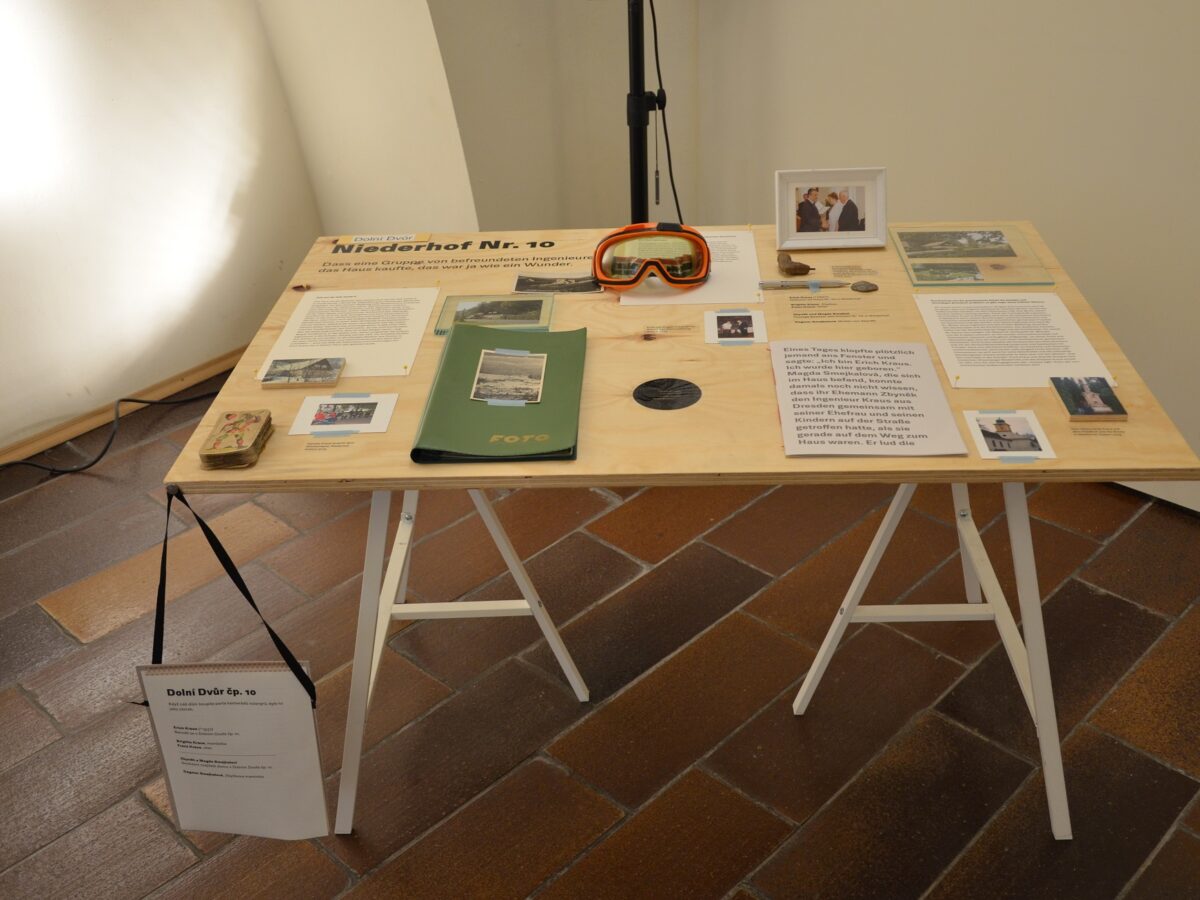 Einer der Ausstellungstische von "Unter einem Dach" - Foto: Tomáš Randýsek