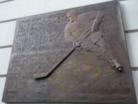 Tafel an der früheren Kneipe U Herclíků in der Prager Pštrossova-Straße zum Gedenken an die zwölf verurteilten Eishockeyspieler - Foto: Milan Faltus