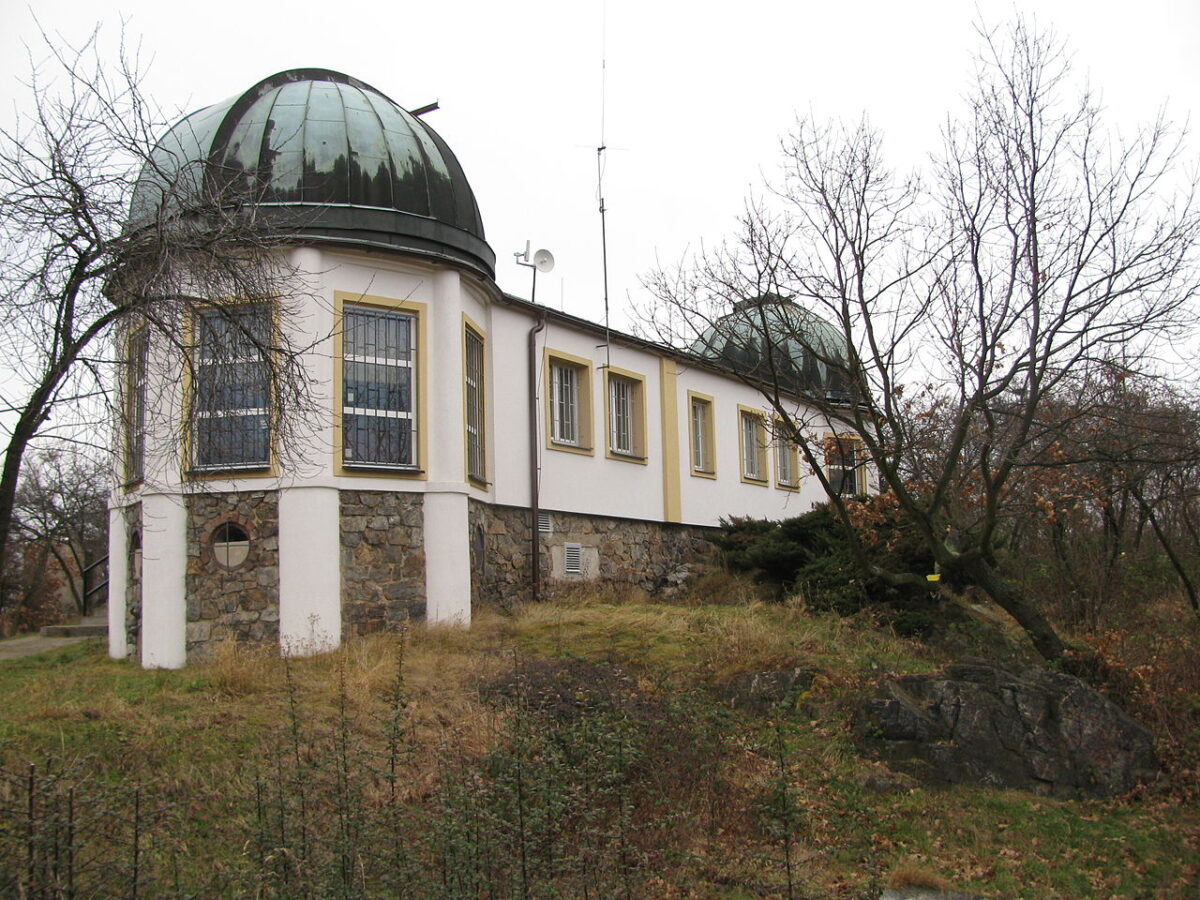 Die Sternwarte Ďáblice bietet Führungen und bei gutem Wetter Himmelsbeobachtung an - Foto: Cermakl, Wikimedia, CC BY-SA 3.0