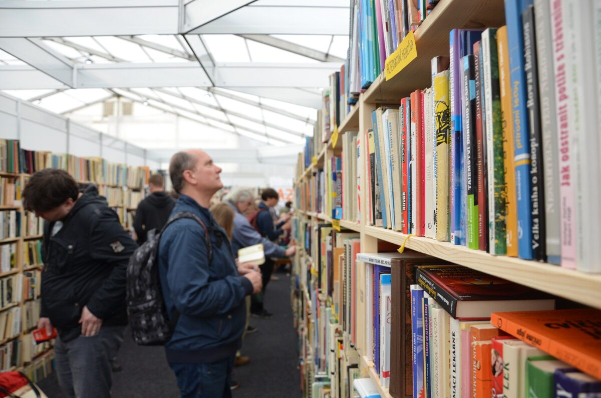 Für einen kleinen Preis konnte man Second-Hand Bücher bei der Buchmesse erwerben. - Foto: Friederike Aschhoff