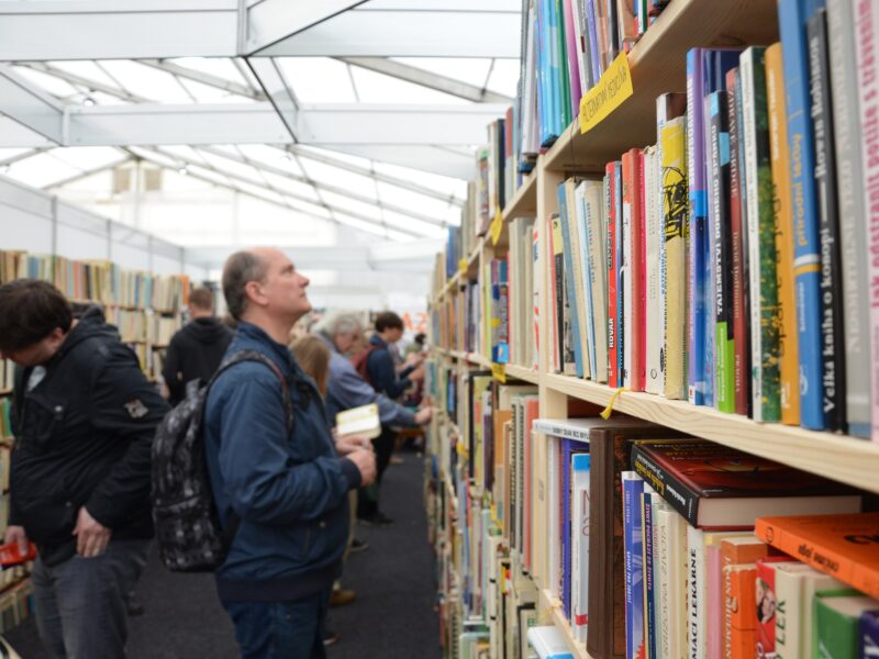 Für einen kleinen Preis konnte man Second-Hand Bücher bei der Buchmesse erwerben. - Foto: Friederike Aschhoff