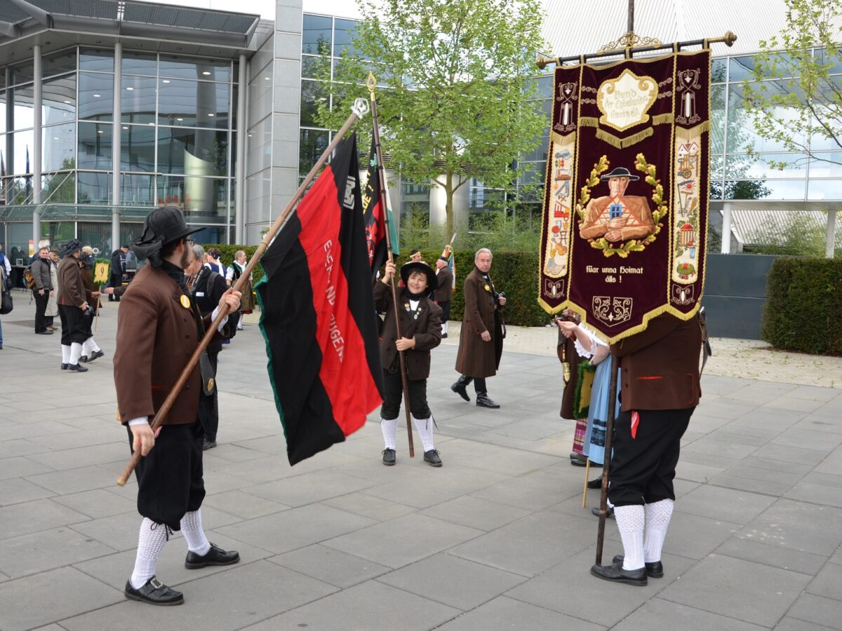 Egerländer mit ihren Fahnen beim Sudetendeutschen Tag - Foto: Tomáš Randýsek