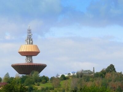 Das Kudlich-Denkmal (klein, rechts) neben dem futuristisch anmutenden Teplitzer Wasserturm, Foto: Heidelinde Obermann