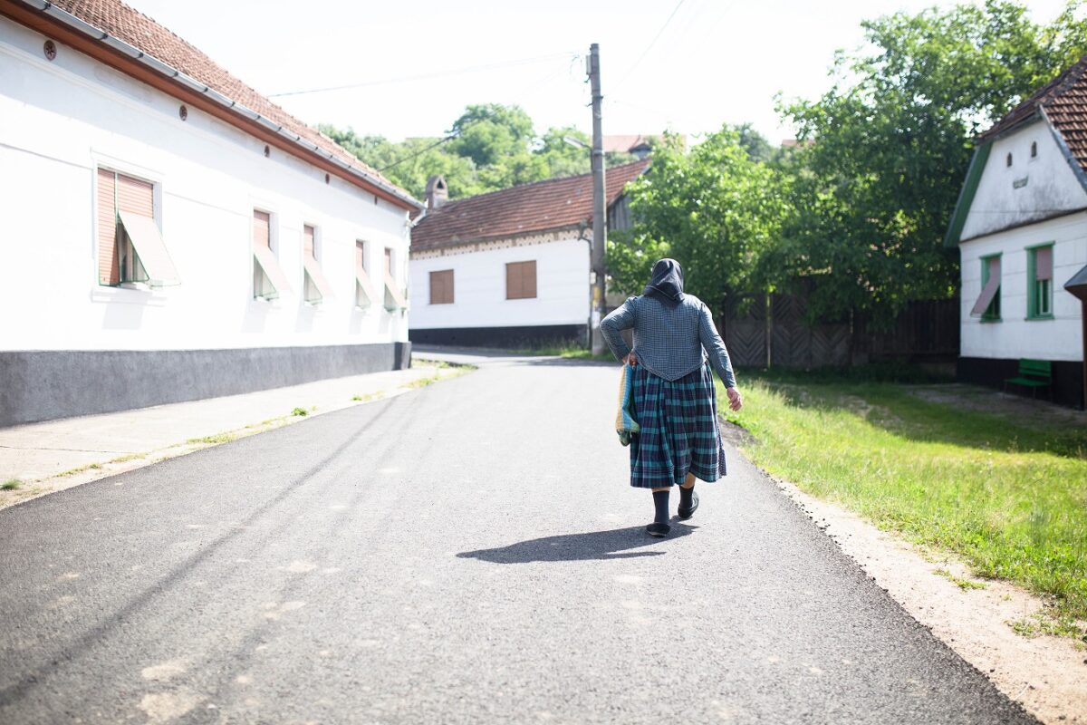 Dorfimpression - eine Banaterin auf dem Weg nach Hause - Foto: Martin Barabáš