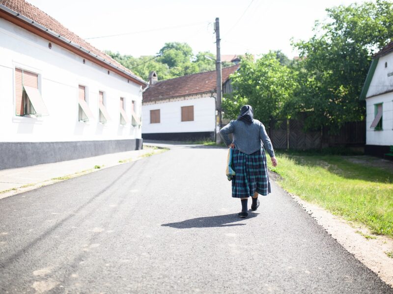 Dorfimpression - eine Banaterin auf dem Weg nach Hause - Foto: Martin Barabáš