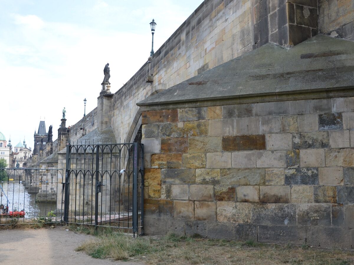 Karlsbrücke fast wieder unbeschmiert - Foto: Isabelle Wolf