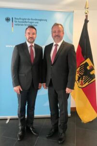 Martin Dzingel (links) mit Bernd Fabritius - Foto: Bundesministerium des Innern