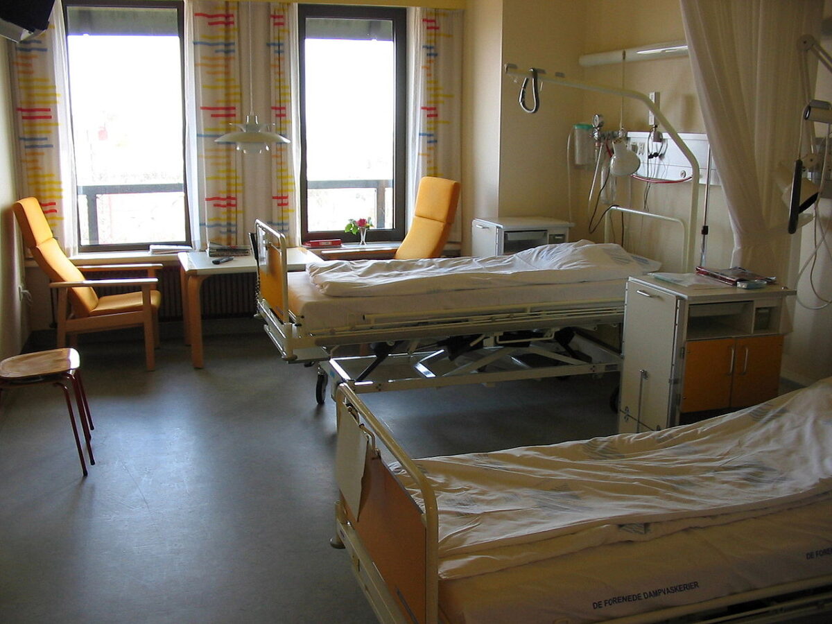 Verwaiste Krankenheusbetten werden demnächst wohl traurige Realität - Foto: Tomasz Sienicki, PD