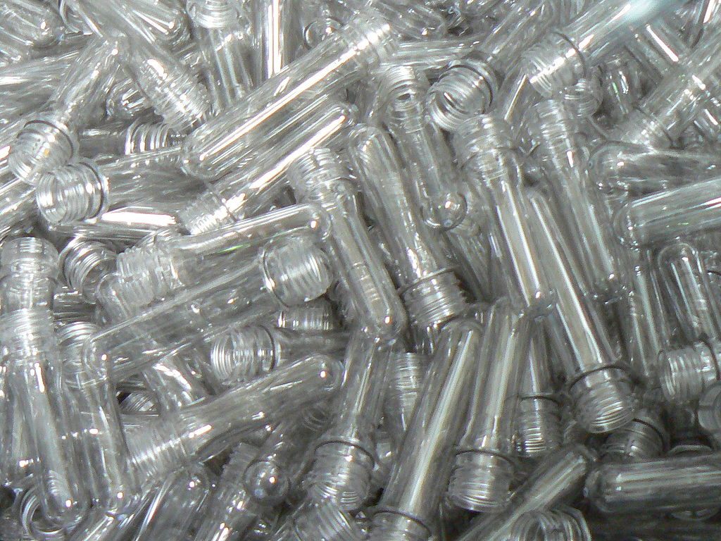 Plastikflaschenrohlinge - Foto: dierk schaefer, Wikimedia Commons, CC BY 2.0