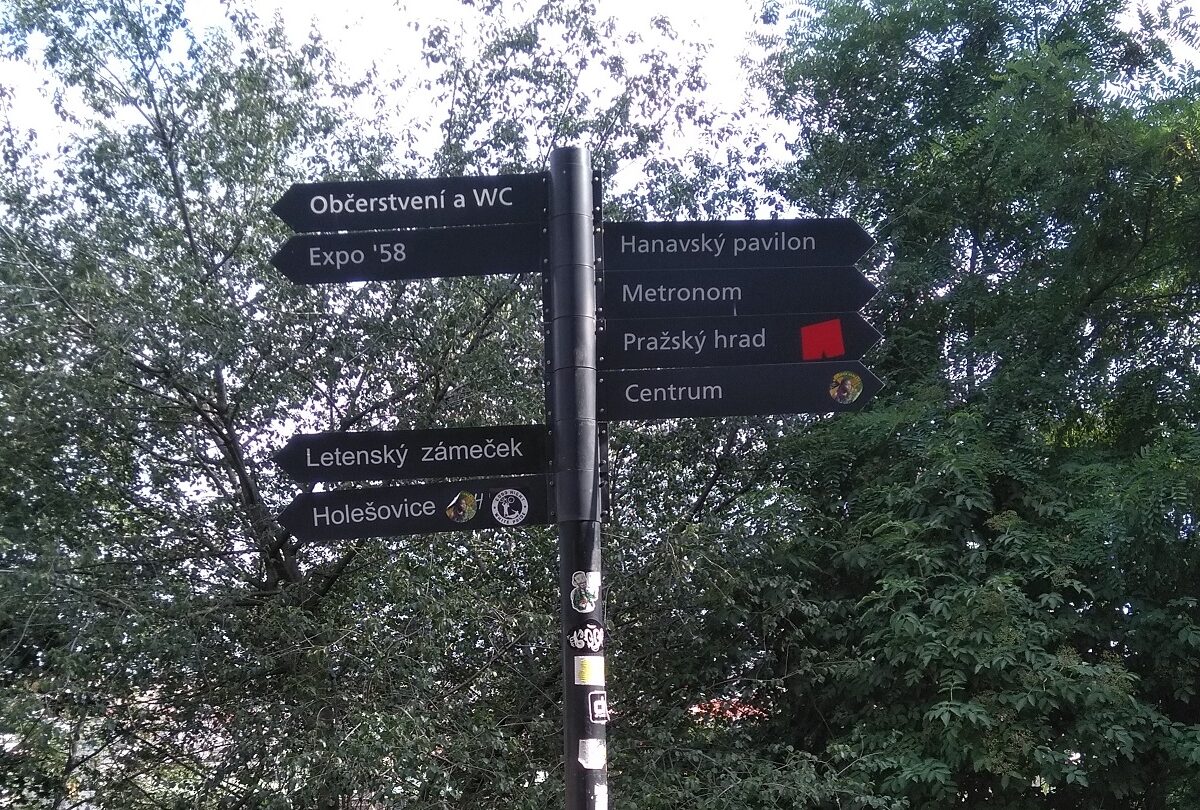 Ein Wegweiser zur Burg mit der roten Unterhose, die für vergangene Zeiten steht und Zemans Umgang mit Recht und Gesetz symbolisiert - Foto: Tomáš Randýsek