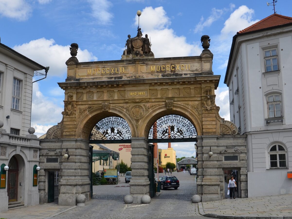 Das Tor der Pilsner Urquell-Brauerei in Pilsen - Foto: Tomáš Randýsek