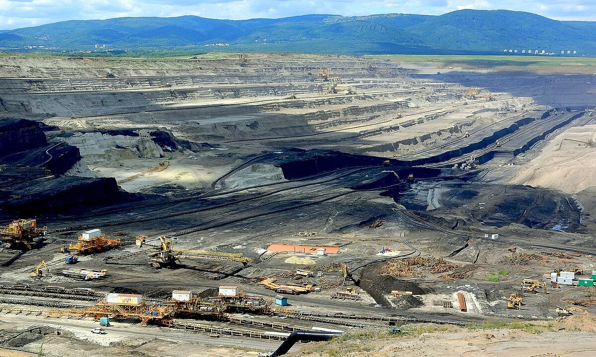 Der Tagebau Bílina - Foto: MAKY.OREL, Wikimedia Commons (https://commons.wikimedia.org/wiki/File:Pohled_na_jámu,_hnědouhelný_Lom_Bílina.jpg), CC BY-SA 4.0 (https://creativecommons.org/licenses/by-sa/4.0/legalcode)