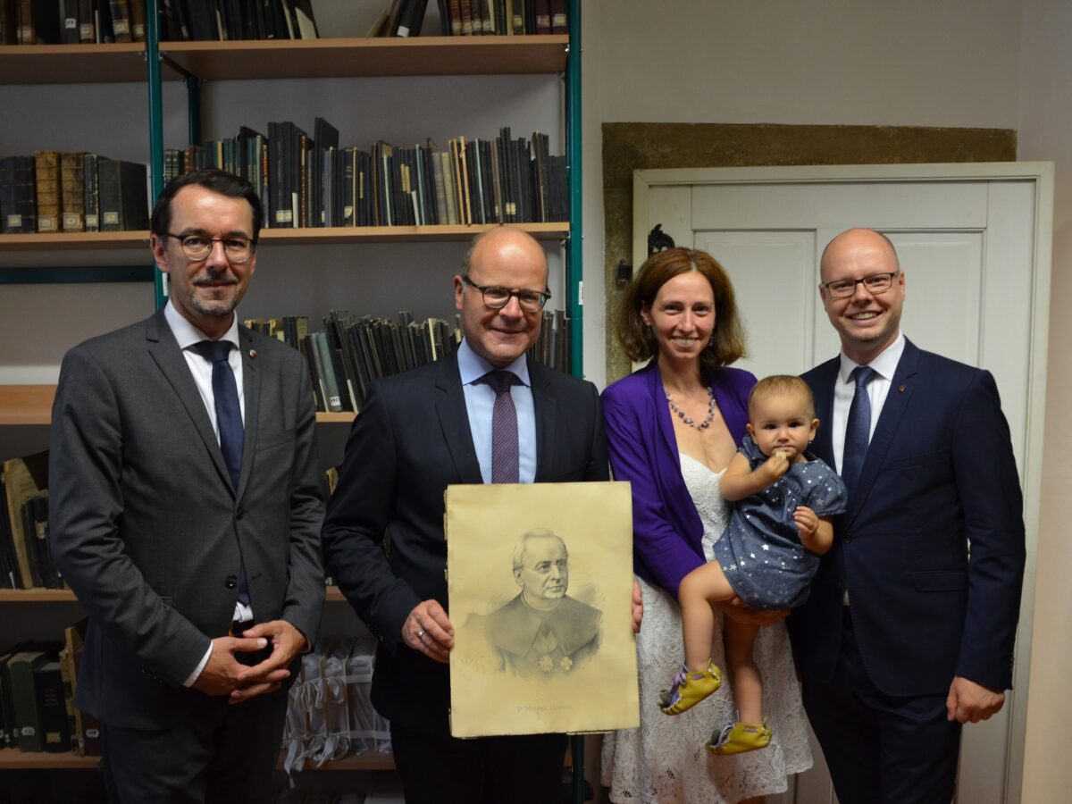 von links: David Michel, Leiter des Sächsischen Verbindungsbüros in Prag, Oliver Schenk, Chef der sächsischen Staatskanzlei, Eliška Oberhelová (mit Tochter), Vizevorsitzende der „Společnost přátel Lužice“, Dawid Statnik, Vorsitzender der Domowina, mit Porträt von Michał Hórnik - Foto: Tomáš Randýsek