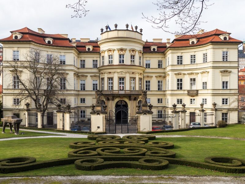 Deutsche Botschaft Prag - Foto: Raimond Spekking / CC BY-SA 4.0 (via Wikimedia Commons), German Embassy, Prague, back side with garden-6587, CC BY-SA 4.0
