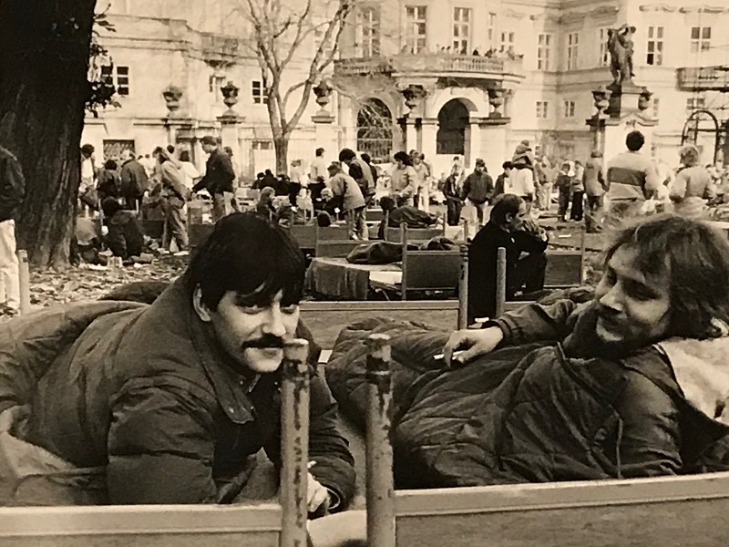 Tausende Flüchtlinge harrten im Spätsommer 1989 über Wochen in der Deutschen Botschaft Prag aus. Foto: Josef Ptáček