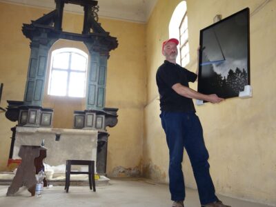 Sebastian Weise mit einem Teil seines Bilderzyklus in der leeren Kirche von Hrobschitz (Hrobčice)., Foto: Steffen Neumann