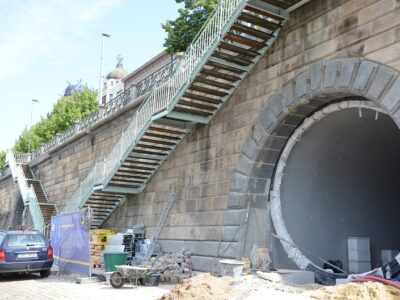 Am Prager Rašín-Ufer werden gerade die Bögen in der Ufermauer saniert. Hier sollen Cafés und Läden einziehen, Foto: Isabelle Wolf