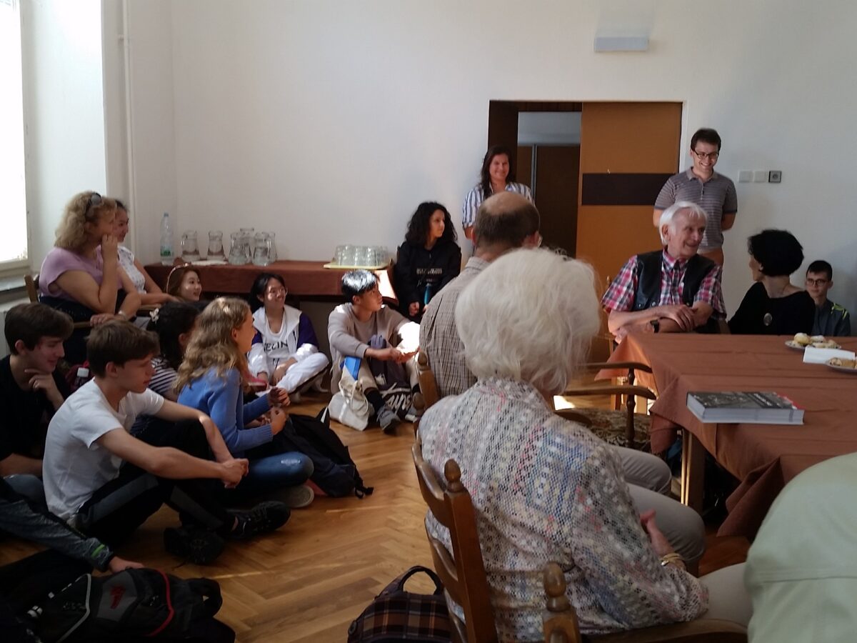 Zeitzeugen und Schüler des English College Prague führen eine lebhafte Diskussion - Foto: Helmut Schmidt
