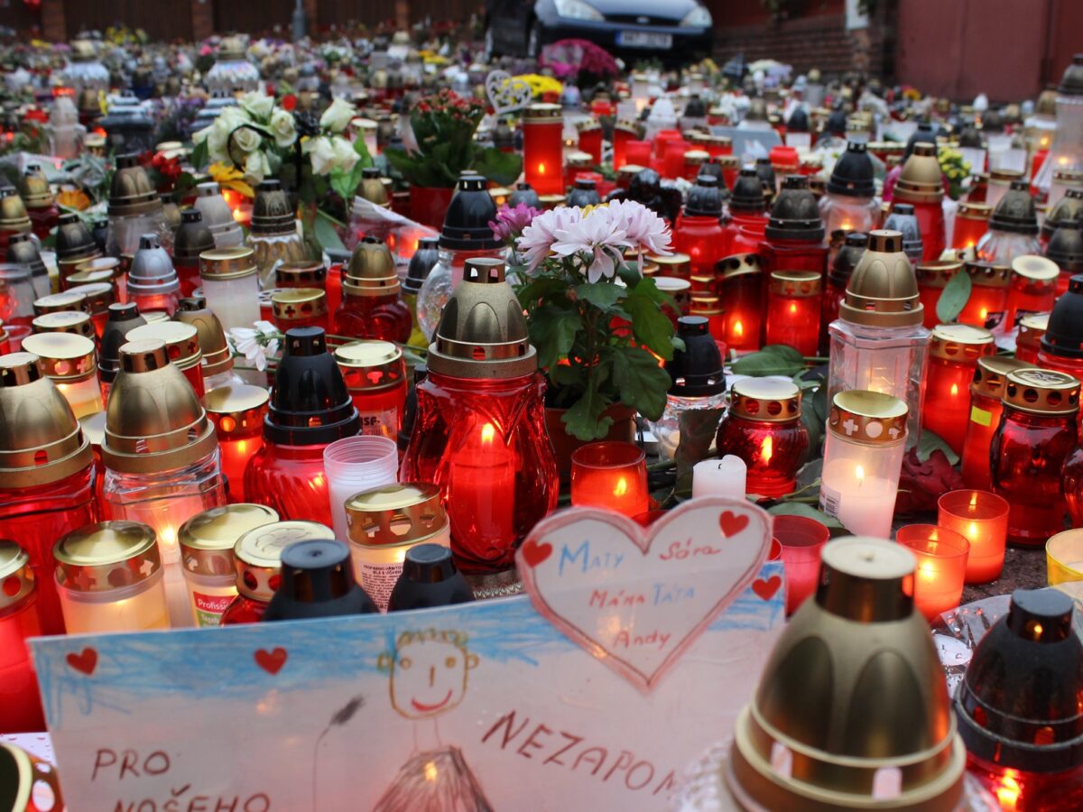 Die Anteilnahme vor Karel Gotts Villa ist überaus groß - Foto: Manuel Rommel