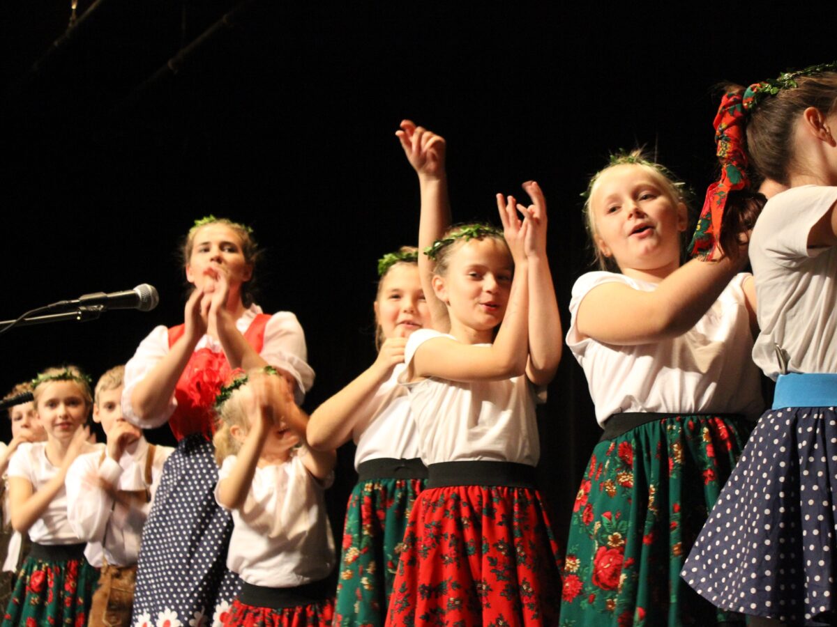 "Kinder wollen lustig sein" - Auftritt der Kindergruppe der Gemeinschaft schlesisch-deutscher Freunde im Hultschiner Ländchen - Foto: Manuel Rommel