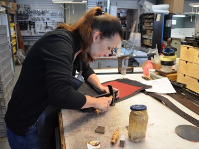 Mitarbeiterin Tereza bei der Herstellung einer Tasche, Foto: Friederike Aschhoff