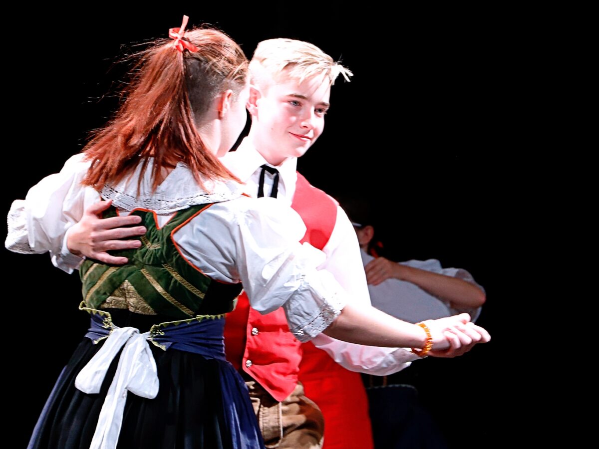 Die Schönhengster Tanzgruppe vom BGZ Walther Hensel Mährisch Trübau präsentiert deutsche Tänze aus Böhmen und Mähren - Foto: Peggy Lohse