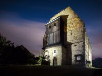 Die Ruine der Klosterkirche Mariakron bei Nacht - Foto: carokraj.cz