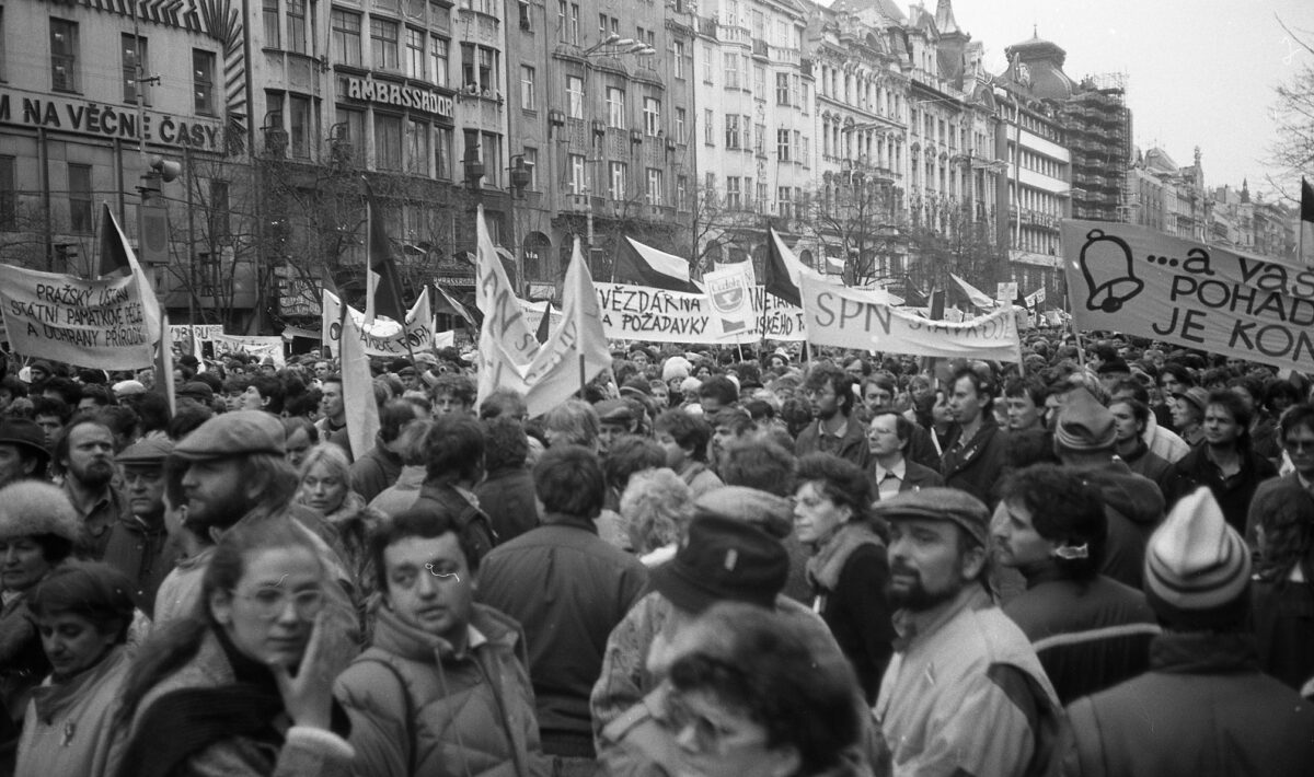 Proteste in Prag 1989 - Foto: Josef Šrámek ml., 1989 sametova revoluce 12, CC BY 4.0