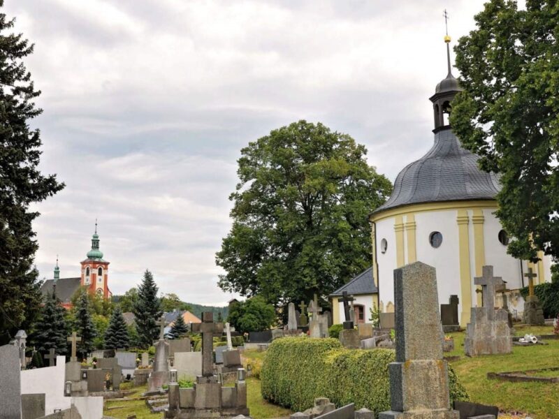 Der Friedhof von Krönau - Foto: Místopisný průvodce po ČR (www.mistopisy.cz)