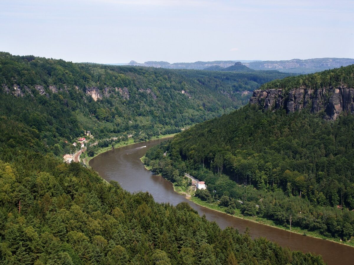 Das Elbetal bei Tetschen gehört zu den Landsschaftsschutzgebieten in Tschechien - Foto: che, Labe udoli, CC BY-SA 2.5
