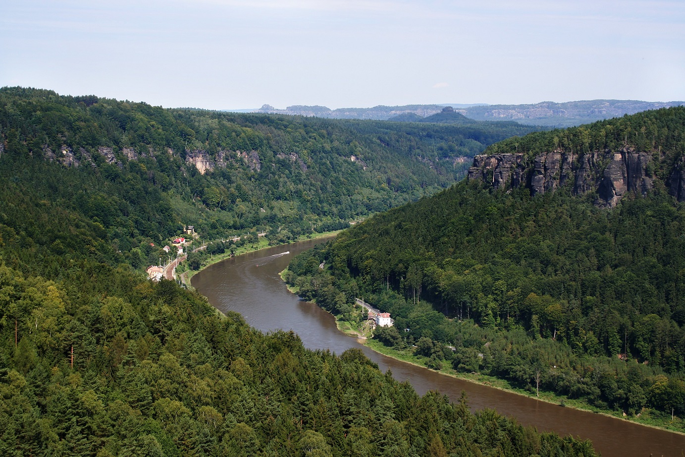 Das Elbetal bei Tetschen gehört zu den Landsschaftsschutzgebieten in Tschechien - Foto: che, Labe udoli, CC BY-SA 2.5