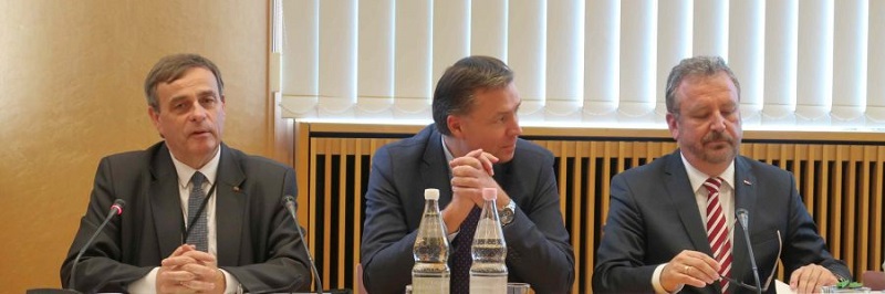 Der wiedergewählte Vorsitzende der AGDM Bernard Gaida (links) bei der Jahrestagung in Berlin, rechts Bernd Fabritius. Foto: Karpatenblatt/O.P.