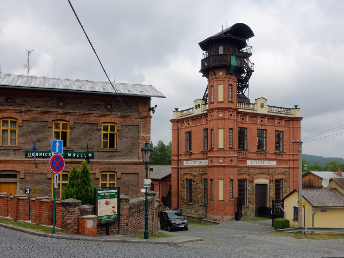 Der markante Förderturm des Ševčin-Schachts bietet eine hervorragende Aussicht über das Birkenberger Areal - Foto: Jürgen Barteld