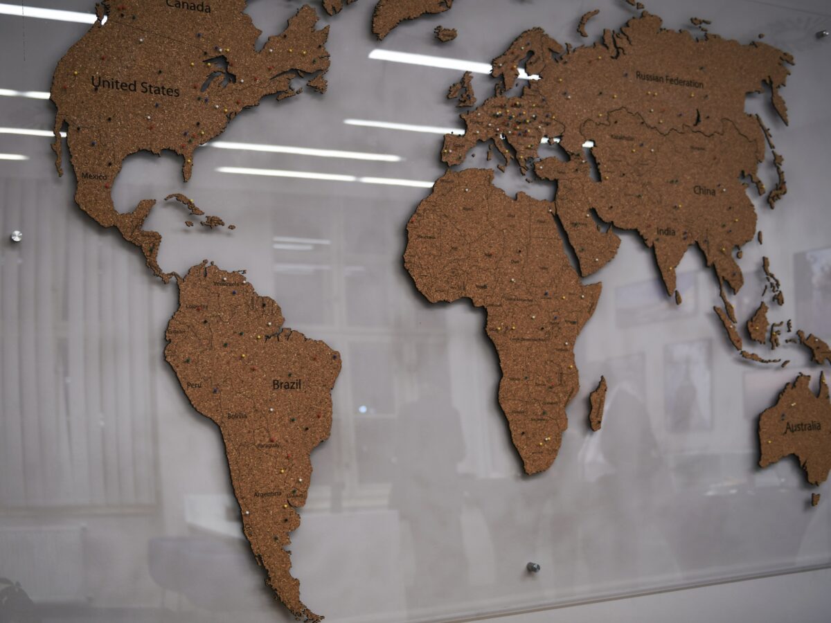 Im neu eröffneten Expat-Zentrum können Besucher auf einer Weltkarte aus Kork zeigen, woher sie kommen - Foto: Hlavní Město Praha