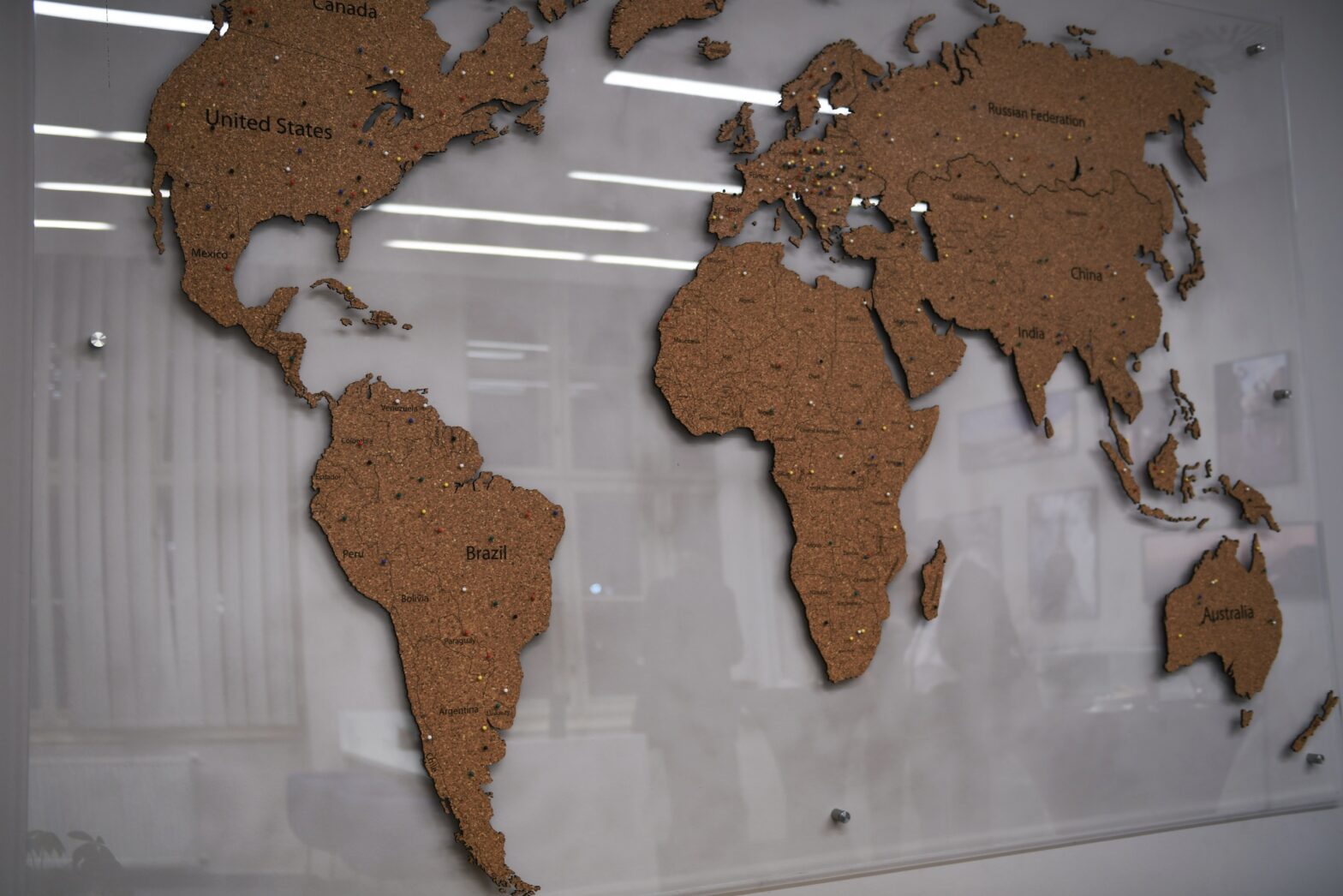 Im neu eröffneten Expat-Zentrum können Besucher auf einer Weltkarte aus Kork zeigen, woher sie kommen - Foto: Hlavní Město Praha