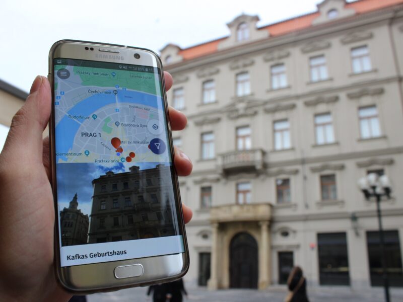 Die neue App SAMSA hilft dabei, deutsche Spuren in Prag zu entdecken. Hier vor dem Geburtshaus Franz Kafkas - Foto: Manuel Rommel