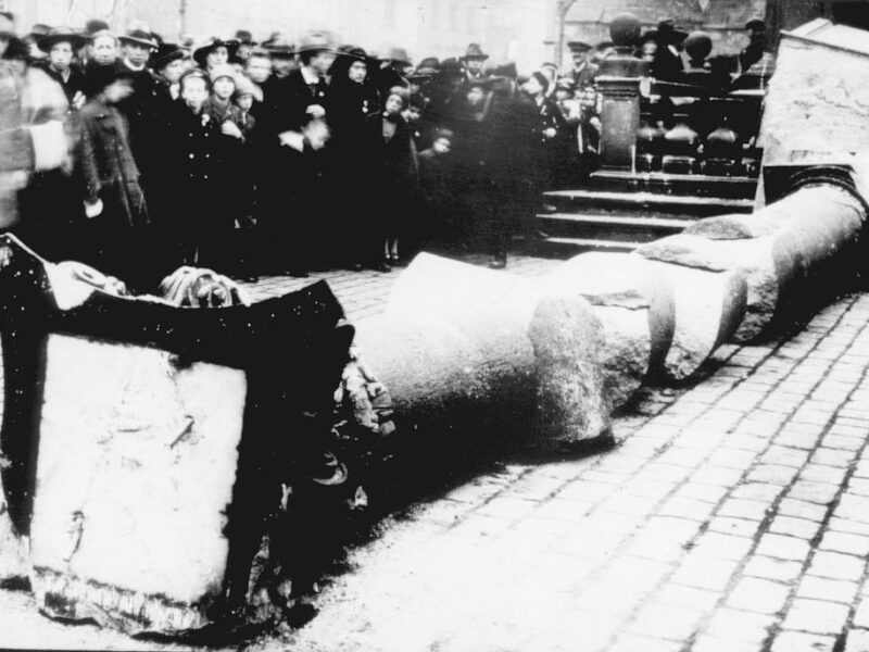 Die zerstörte Mariensäule auf dem Altstädter Ring in Prag im November 1918 - Foto: Wikimedia Commons