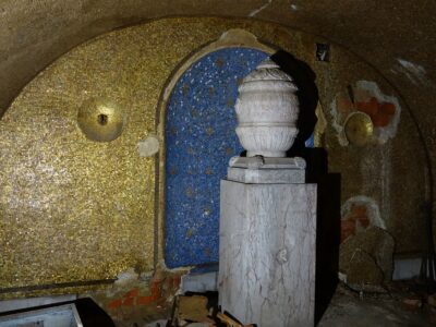 Das Goldmosaik in der Krypta mit der noch erhaltenen Urne von Carl Dittrich, Foto: Steffen Neumann
