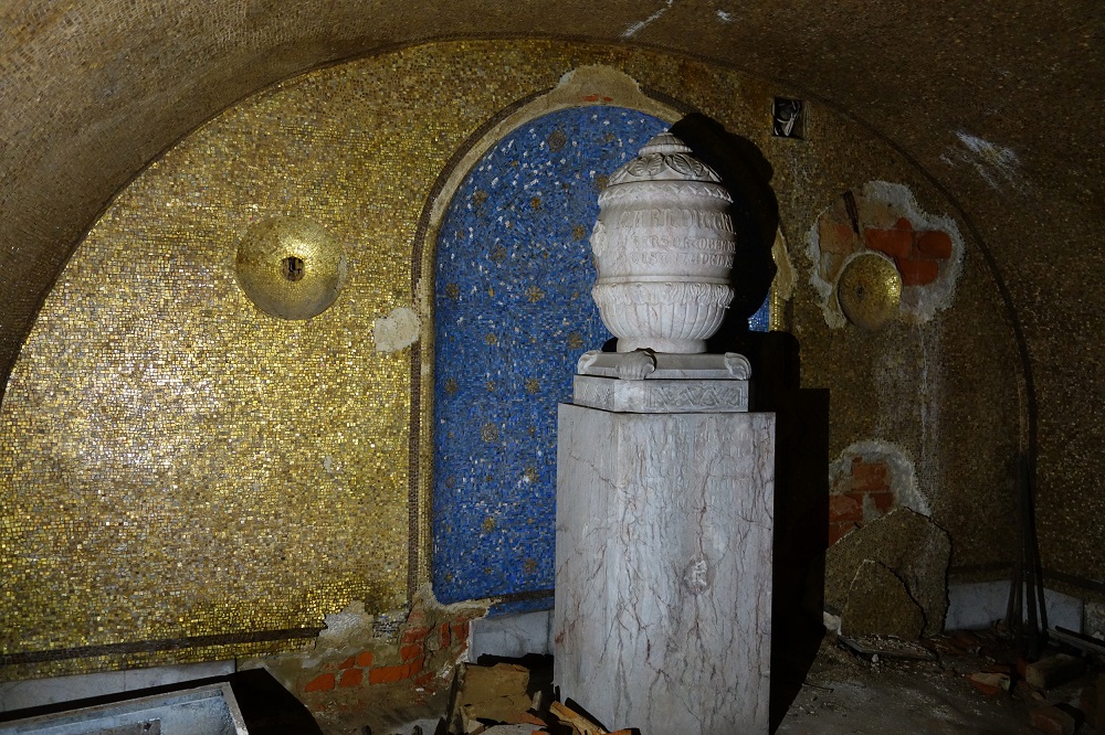 Das Goldmosaik in der Krypta mit der noch erhaltenen Urne von Carl Dittrich, Foto: Steffen Neumann