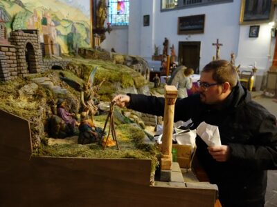 Roman Klinger beim Aufbau der Kirchenkrippe in Nixdorf (Mikulášovice), Foto: Steffen Neumann