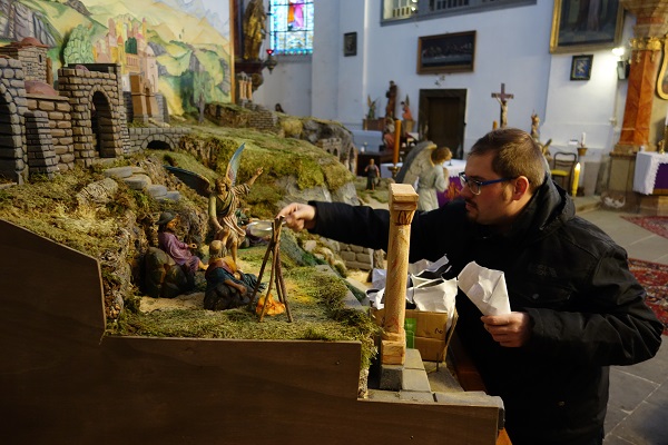 Roman Klinger beim Aufbau der Kirchenkrippe in Nixdorf (Mikulášovice), Foto: Steffen Neumann