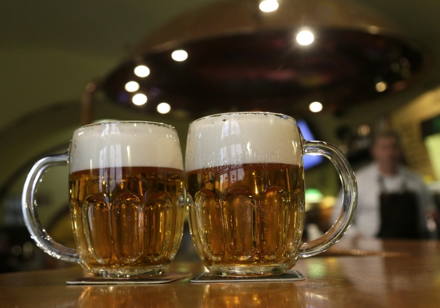 Auf gezapftes Bier muss ab Mai weniger Steuern entrichtet werden - Foto: ČTK/AP/Petr David Josek