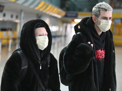 Reisende aus Österreich am Brünner Flughafen - Foto: ČTK/Zehl Igor