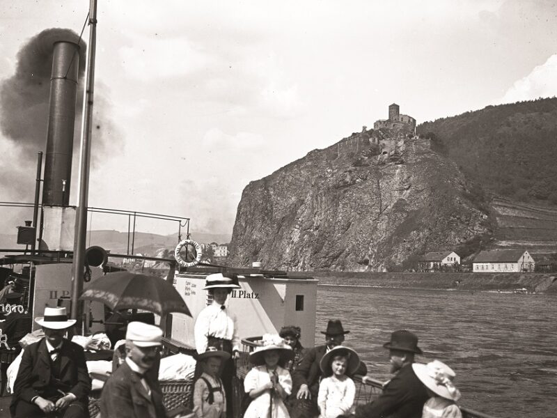 Als Ústí noch Aussig war: Ein Elbedampfer schipperte 1910 vor Burg Schreckenstein vorbei. Im Museum der Deutschen sollen künftig auch Aufnahmen wie diese vom Leben der Sudetendeutschen vor der Vertreibung erinnern. Foto: Stadtmuseum Aussig (Ústí nad Labem)