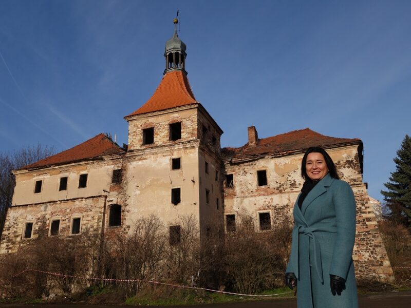 Bürgermeisterin Jana Syslová ist zuversichtlich, dass das Schloss von Mireschowitz in zwei Jahren saniert ist, Foto: Steffen Neumann