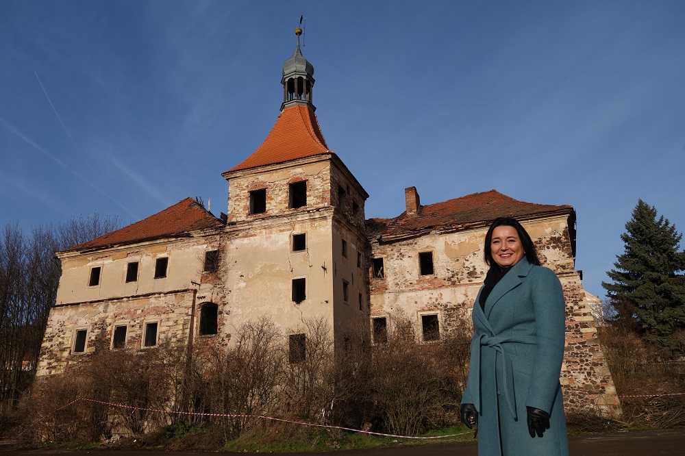 Bürgermeisterin Jana Syslová ist zuversichtlich, dass das Schloss von Mireschowitz in zwei Jahren saniert ist, Foto: Steffen Neumann