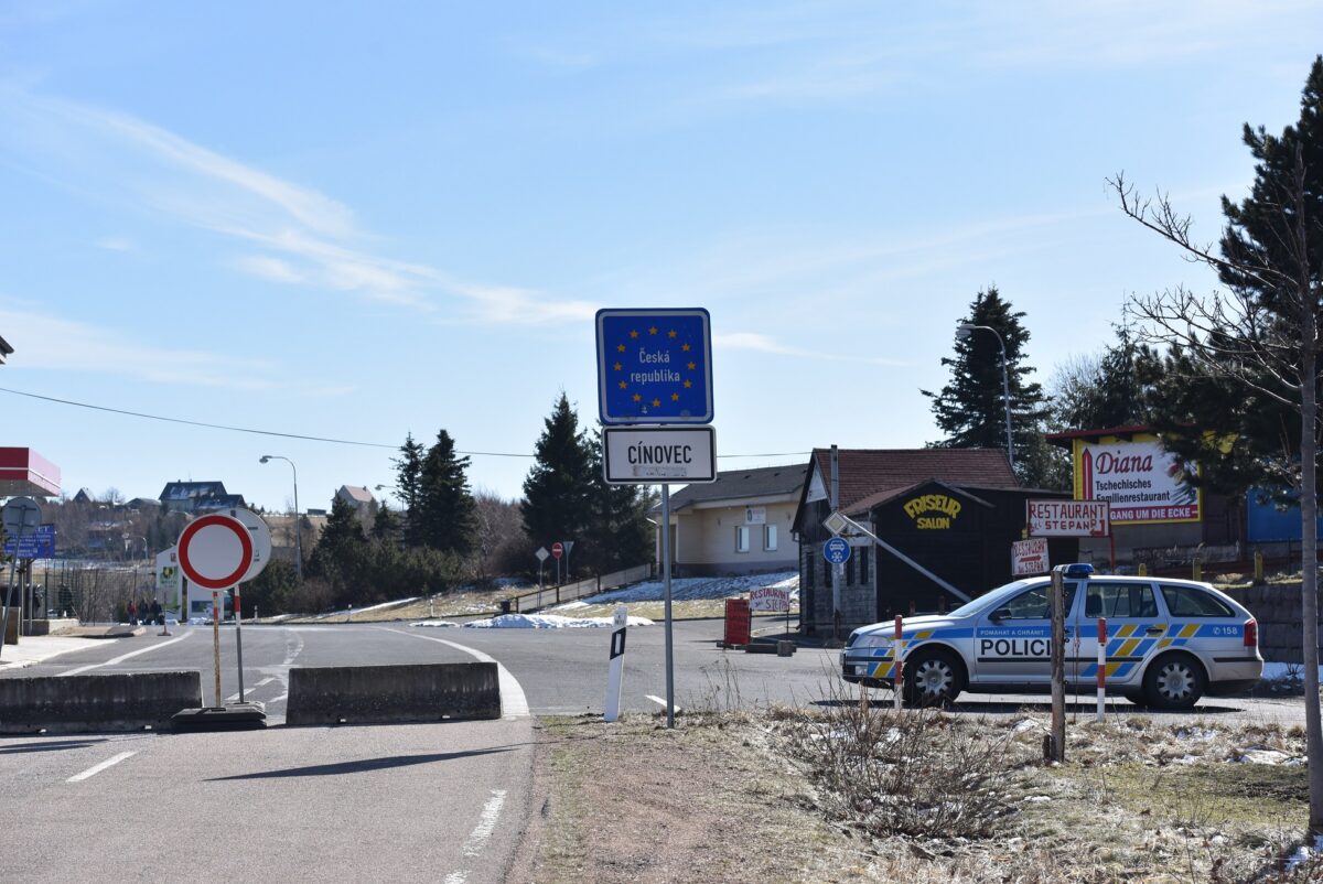 Der Weg nach Tschechien ist versperrt. Grenzübergang in Zinnwald/Cínovec - Foto: Egbert Kamprath