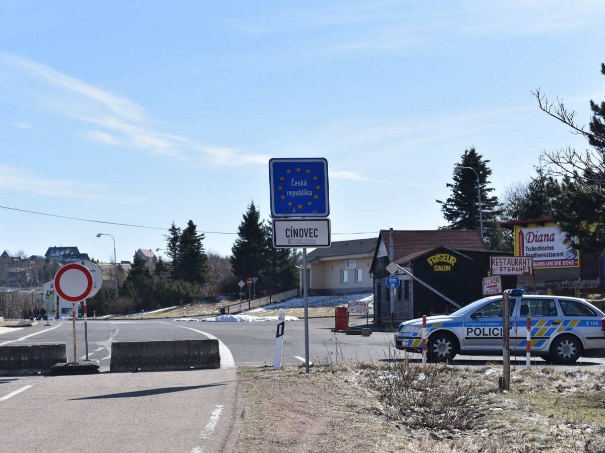 Der Weg nach Tschechien ist versperrt. Grenzübergang in Zinnwald/Cínovec - Foto: Egbert Kamprath